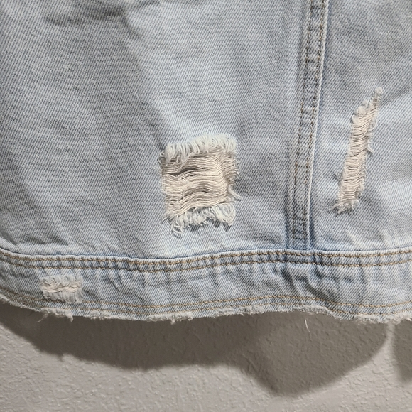 No Boundaries Distressed Jean Jacket - Picture 4 of 10